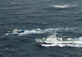 (3) Suspicious ship flees despite Coast Guard's halt order